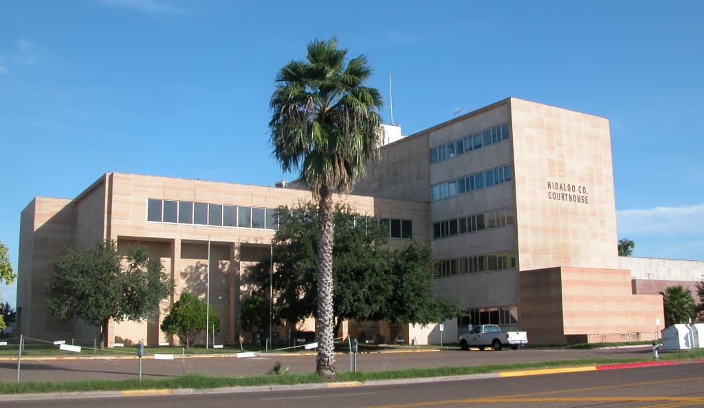 <h3 class="cms-H3-H3">6. McAllen-Edinburg-Mission, Texas</h3>
<br>
<br>💸 
<b>Ingreso familiar promedio: </b>$44,818
<br>
<br>💸
<b> Tasa de pobreza: </b>29.3%
<br>
<br>💸 
<b>Hogares con ingresos anuales menores a $10,000: </b>10.3%
<br>
<br>💸 
<b>Adultos con educación universitaria: </b>20.0%
<br>
<br>💸
<b> Tasa de desempleo (2021): </b>9.0%
<br>