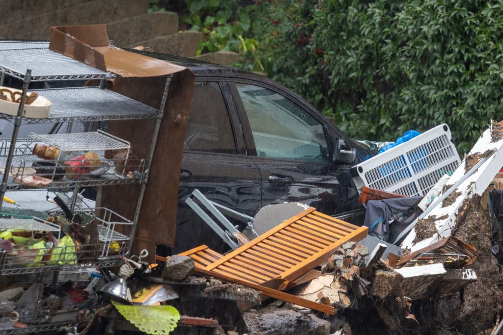En 
<b><a href="https://www.youtube.com/watch?v=1u_Y1JKhM-4" target="_blank">Studio City</a></b>, las inundaciones dañaron autos y provocaron grandes pérdidas.