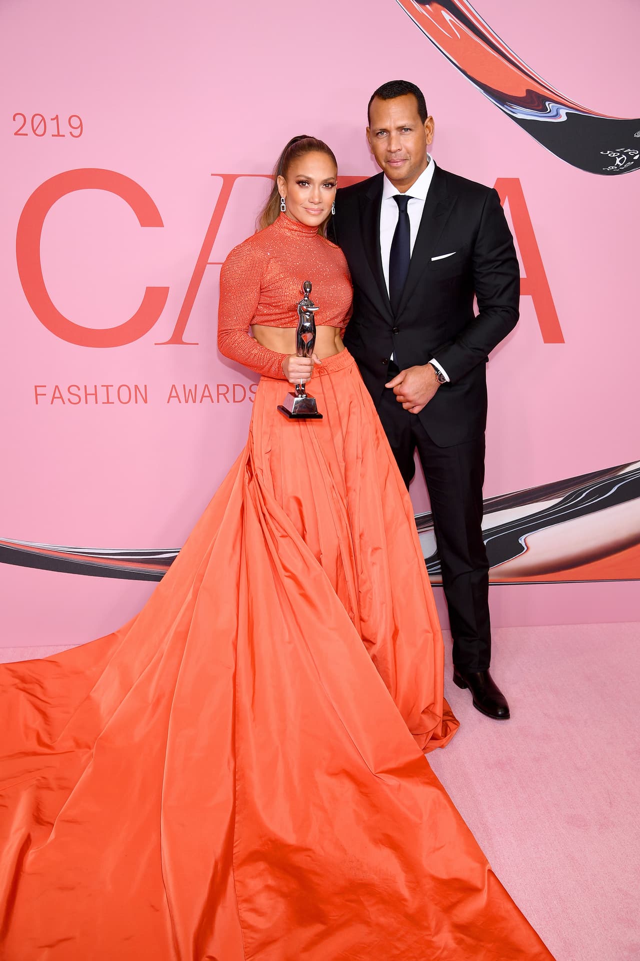 Jennifer Lopez arrancó el 2019 recibiendo el premio a Ícono de la moda, que le otorgó el Consejo de Diseñadores de Moda de América. Recogió el galardón acompañada de su entonces futuro prometido.