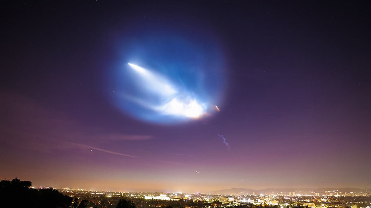 El lanzamiento del Falcon 9 de SpaceX sorprendió a los californianos la noche del domingo. Algunos publicaron videos y fotos de los cielos iluminados por el cohete después del exitoso despegue. Uno de ellos fue 
<a href="https://twitter.com/MayorOfLA/status/1049130577658404864">el alcalde de Los Ángeles, Eric Garcetti.</a>