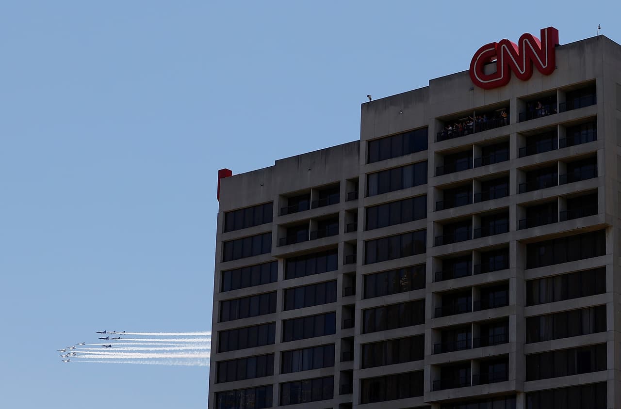 Los Navy Blue Angels de EE.UU. y los Thunderbirds de la Fuerza Aérea estadounidense sobrevolaron los cielos del área metropolitana de Atlanta para rendir homenaje a a los trabajadores de atención médica de primera línea y a los socorristas que luchan contra el coronavirus.