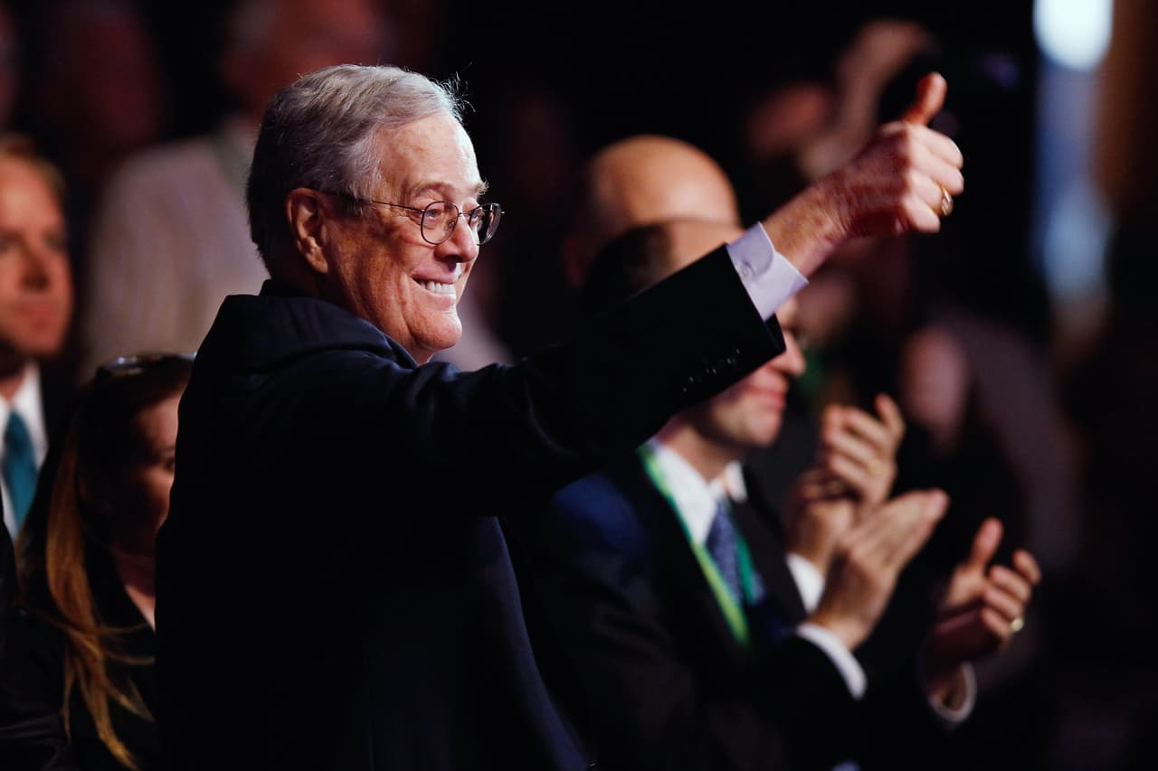 <h3 class="cms-H3-H3">4. La familia Koch </h3>
<br>
<br>Fred Koch fundara Koch Industries, que comenzó como una empresa petrolera, en 1940. Koch Industries comenzó a procesar artículos como minerales, papel y fertilizantes. Más tarde, la empresa tuvo el éxito suficiente para adquirir empresas como Guardian Industries, Molex, Invista, etcétera. 
<br>
<br>Tras el fallecimiento de Fred, su patrimonio se dividió en partes iguales entre sus cuatro hijos; Charles, Fred, David y William. Charles y David (en la imagen) se convirtieron después en propietarios mayoritarios. David Koch falleció en 2019. 
<br>