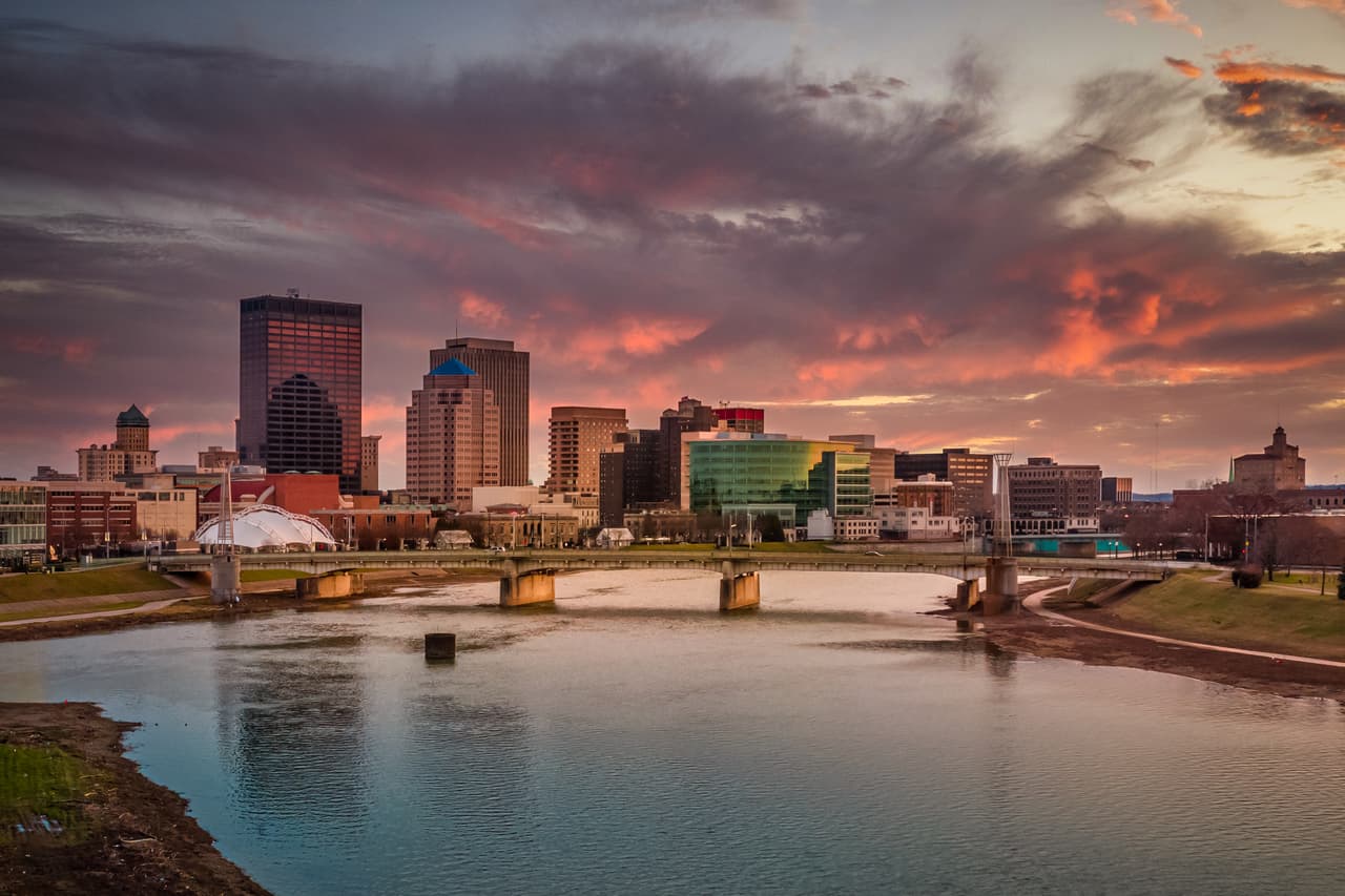 <b>Puesto 10. Dayton, Ohio</b>.
<br>
<br>Valor promedio de la vivienda en febrero de 2020: 66,256 dólares.
<br>
<br>Valor promedio de la vivienda en enero de 2021: 77,271 dólares. 
<br>
<br>Cambio bruto durante la pandemia: + 11,015 dólares.
<br>
<br>Porcentaje de cambio: 16.62%.
<br>