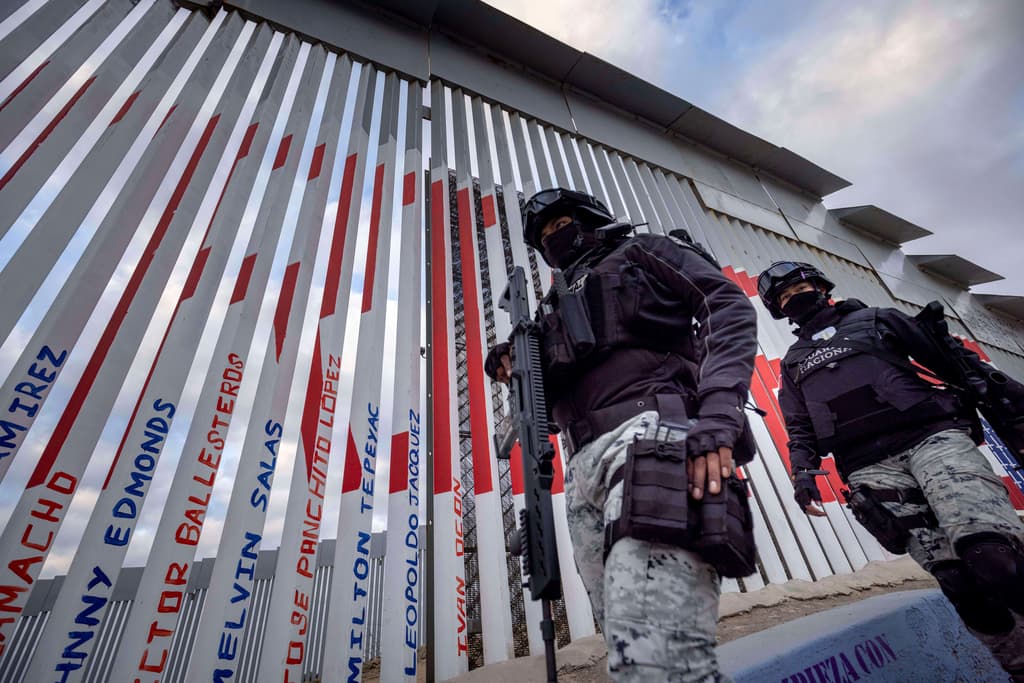Las críticas a Sheinbaum por el envío de 10,000 soldados a la frontera tras amenazas de Trump: "Estamos cuidando a EEUU, no a México"