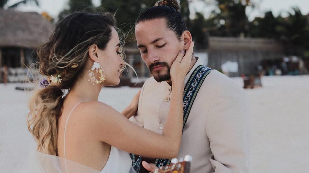 En febrero del 2018, 
<b>Mau Montaner</b> unió su vida a la de 
<b>Sara Escobar</b>. Las paradisíacas playas de Tulum, México fueron el escenario perfecto para que el cantante y la modelo se dieran el “sí, acepto”.