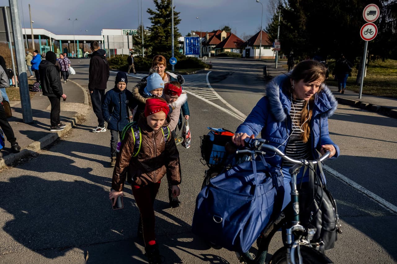 Un grupo de ucranianos en el cruce fronterizo entre su país y Hungría cerca de la ciudad de Tiszabecs. El Gobierno de Hungría ha sido tradicionalmente uno de los menos abiertos a recibir refugiados en su territorio.
<br>