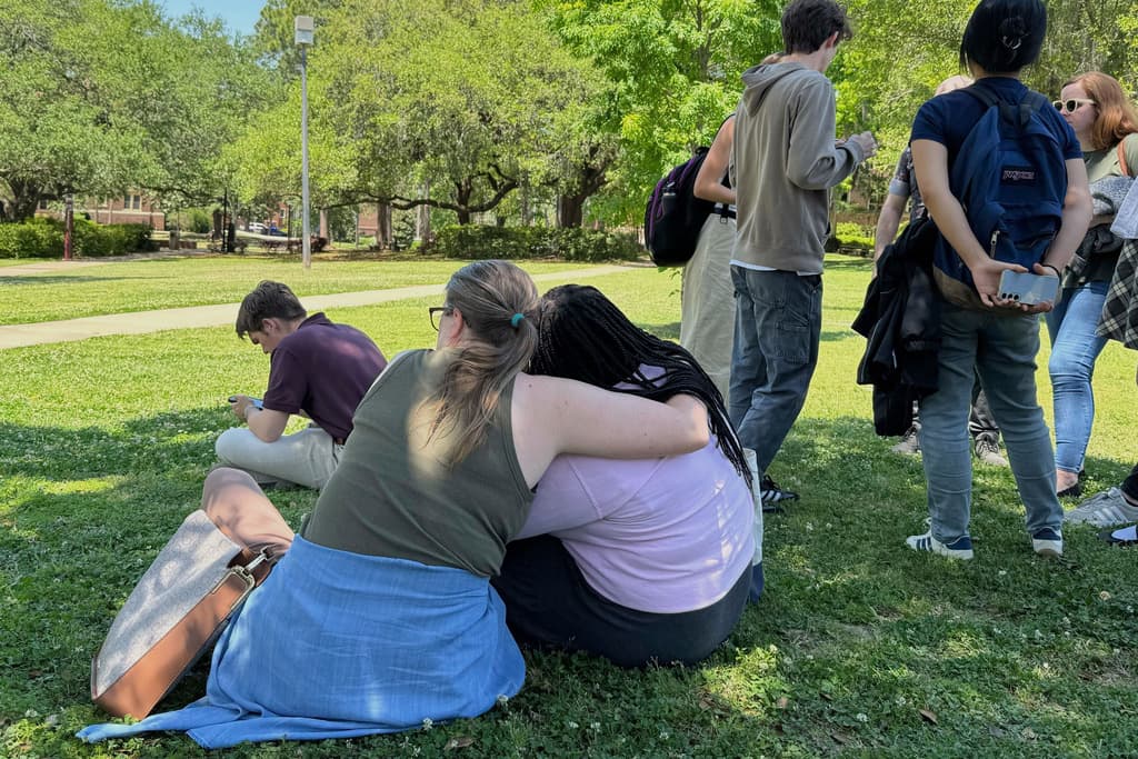 Para algunas personas, la movilización de las autoridades en el recinto de la Universidad Estatal de Florida en Tallahassee fue motivo de ansiedad, mientras que hubo otras personas que escucharon disparos sin saber qué estaba ocurriendo.