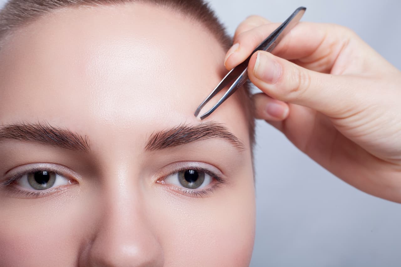 <b>Olvidar dar mantenimiento a las cejas</b>
<br>
<b>Hay mujeres</b> que dejan pasar meses enteros sin prestarle atención a sus cejas. 
<b>No recuerdan la importancia del diseño y por eso cuando las maquillan no logran que queden bien. </b>Es importante que si tú misma las depilas, lo hagas frecuentemente (y con moderación, no queremos que abuses y te quedes sin cejas); y si vas con algún especialista, visítalo al menos una vez al mes.
<br>