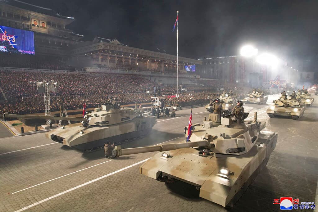 Las fotos publicadas por los medios de comunicación estatales mostraron tanques, además de unos 10 misiles 
<a href="https://www.univision.com/noticias/mundo/hwasong-17-nuevo-misil-monstruo-intercontinental-corea-del-norte-fotos">balísticos intercontinentales Hwasong-17</a> que se cree son capaces de alcanzar el territorio continental de Estados Unidos.