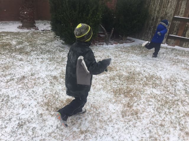 Cuando dejamos a los niños jugar afuera con la nieve, jamás imaginamos que la electricidad (y, en consecuencia la calefacción) tardarían días en volver.