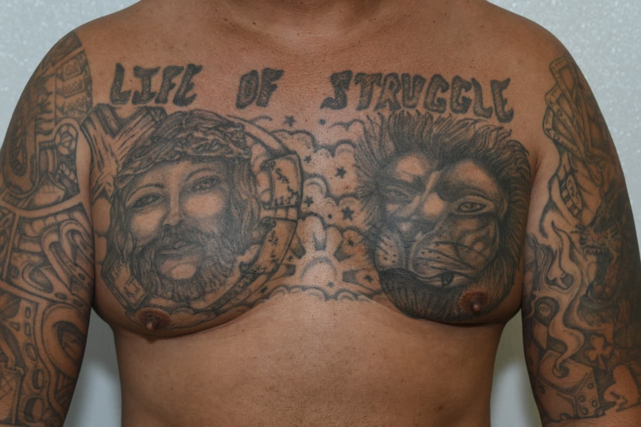Valdés Galloso fue entrevistado en un cuarto de interrogatorios y le fotografiaron sus tatuajes. El del pecho tiene un mensaje que advierte: "Una vida de lucha”. 
<br>