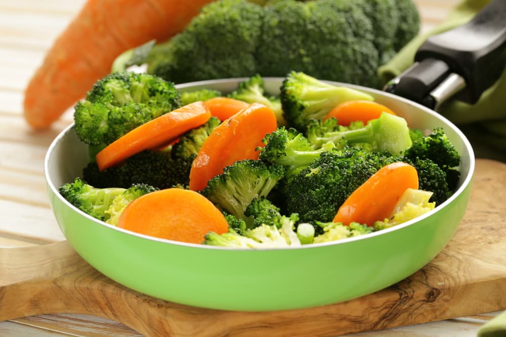 <b>Vegetales: mientras más, mejor</b>. Frescos crudos o ligeramente cocinados o asados son muy recomendables. Los lineamientos alimentarios de EEUU aconsejan la ingesta de 2.5 tazas de vegetales por día. Evita aquellos enlatados con alto contenido de sodio o azúcar. También cocinarlos con mucha mantequilla o azúcar.
<br>