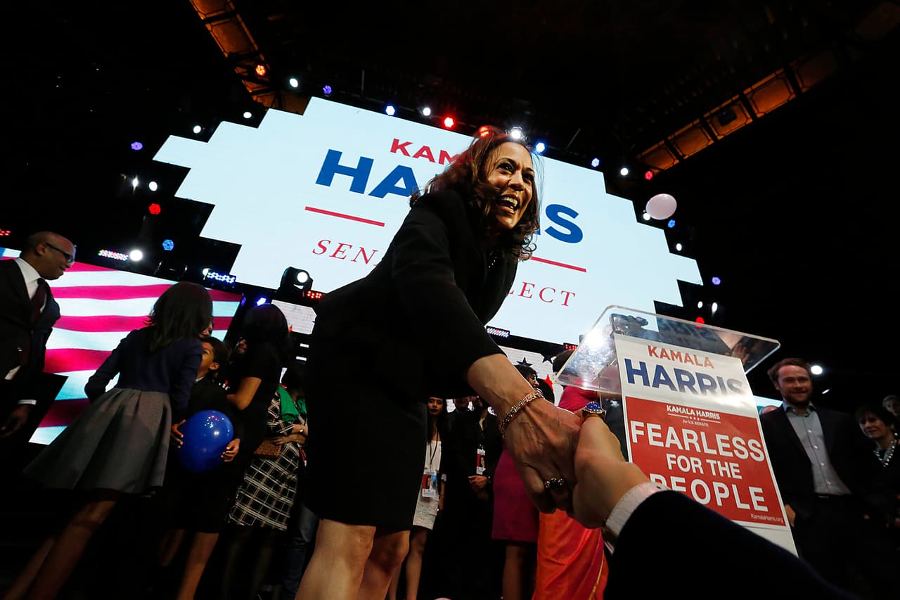 En noviembre de 2016, Harris fue elegida senadora del estado de California. Fue la segunda mujer afroamericana y la primera de origen asiático en obtener un escaño en el Senado. 
<br>