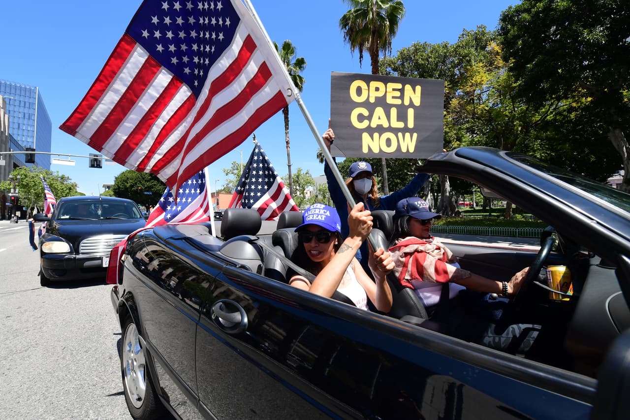 <b>"Rebran California ahora".</b> La decisión de mantener y - 
<a href="https://www.univision.com/local/san-francisco-kdtv/coronavirus-entra-en-vigor-la-orden-para-multar-a-quien-no-use-mascarillas-en-la-bahia-de-san-francisco" target="_blank">en algunos casos como la Bahía de San Francisco</a>- ampliar las restricciones al comercio y la vida pública son difíciles de comprender para los californianos, principalmente cuando en otros estados del país, en su mayoría republicanos, ya se habla del “regreso a la normalidad”. A continuación, te explicamos lo que debe ocurrir para que California levante su 
<a href="https://www.univision.com/local/san-francisco-kdtv/gobernador-de-california-anuncia-toque-de-queda-para-los-40-millones-de-residentes-del-estado" target="_blank">toque de queda</a>.