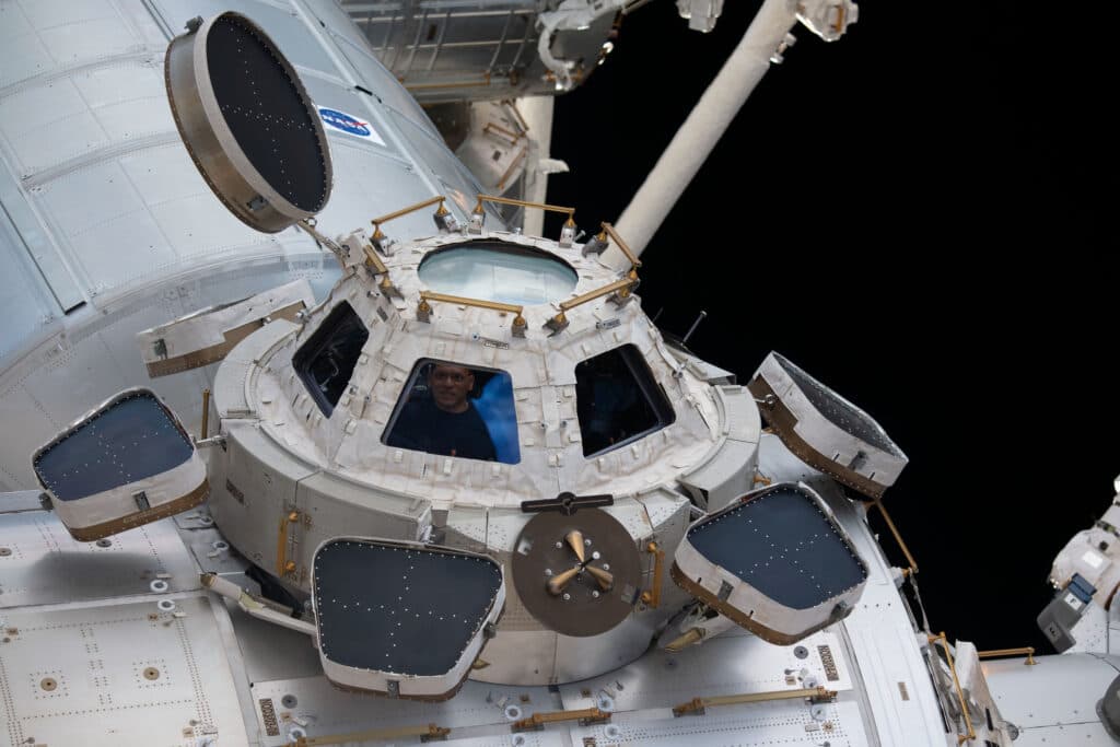 En esta foto Rubio mira a través de una de las siete ventanas de la cúpula, la "ventana al mundo" de la Estación Espacial Internacional. 
<a href="https://www.univision.com/local/miami-wltv/frank-rubio-astronauta-nasa-estacion-espacial-ciencia-energia-fotos">Caminatas espaciales, cultivo de tomates y estudios de energía: así vivió el astronauta Frank Rubio más de un año en el espacio. </a>