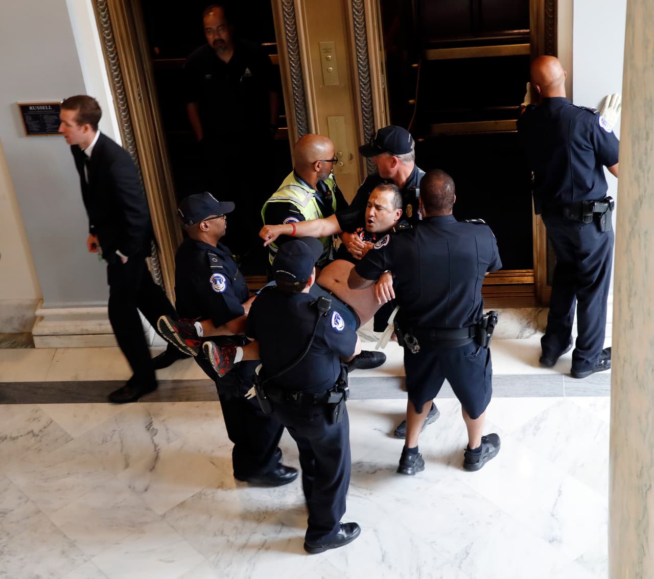 <b>"No toquen Medicaid, salven nuestra libertad"</b>, gritaban los manifestantes mientras los sacaban del Capitolio hace unas semanas, cuando protestaron en frente de las oficinas del líder de la mayoría, Mitch McConnell. Para las personas con discapacidad, tener acceso a la salud implica poder recibir atención y recursos que les permitan no quedar aislados de la sociedad en centros especiales: ser libres.