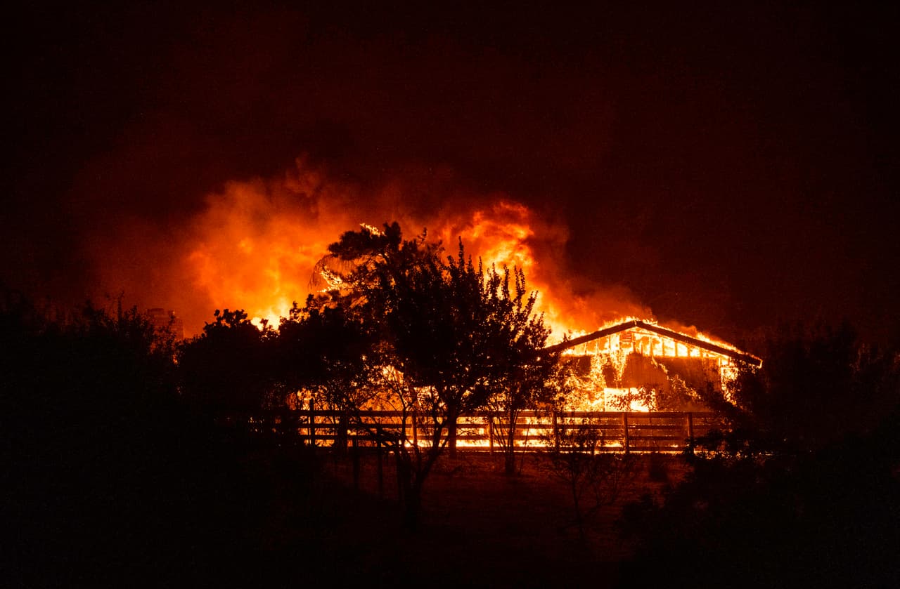 Una casa arde durante los incedios en Napa.