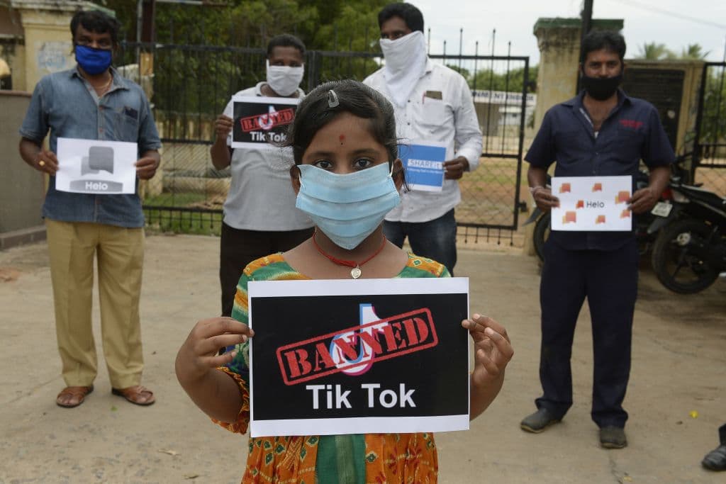 Miembros de una organización por la juventud de la India apoyan la prohibición que implantó su gobierno a varias aplicaciones chinas, empezando por TikTok.
