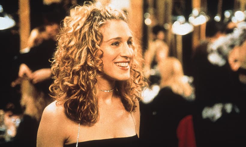 Existen actrices de Hollywood que aman tanto a sus personajes o la película en la cual participaron que, de cierta manera, le rinden tributo con sus looks dentro de los alfombras rojas.