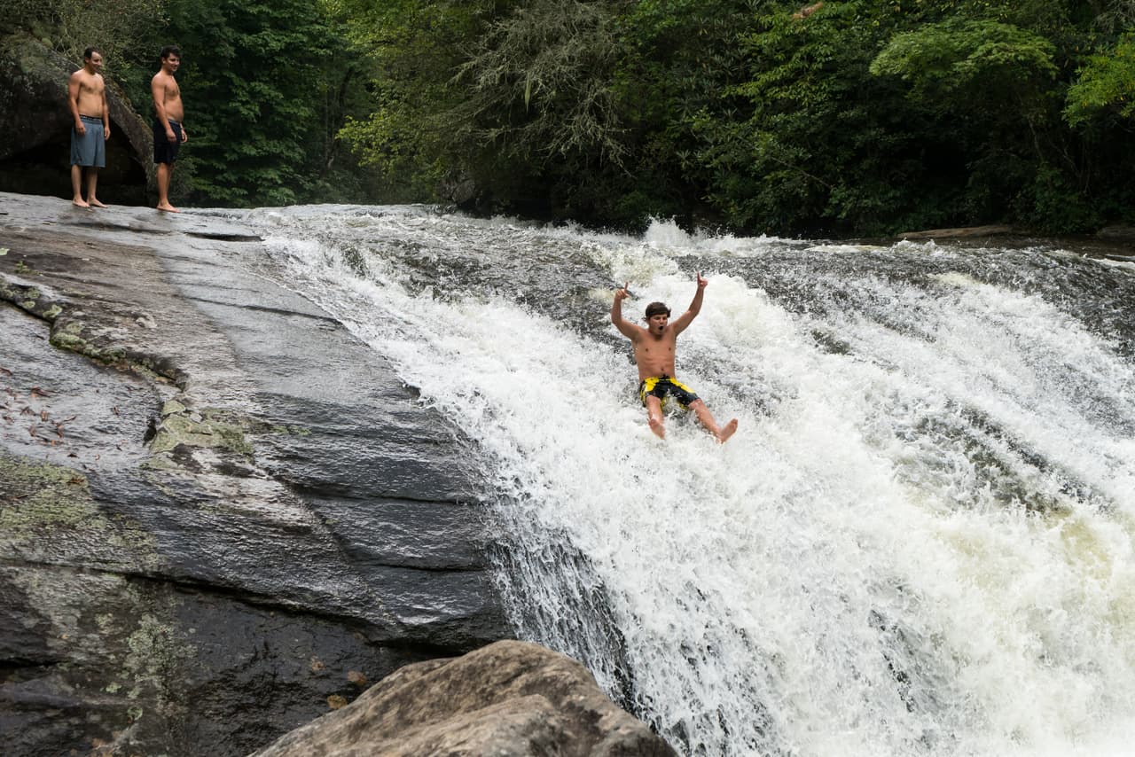 <b>Carolina del Norte.</b>
<br>
<br>En la foto puedes ver un tobogán natural de piedra en 
<b>Turtleback Falls, en el Gorges State Park,</b> cerca de Cashiers. Tiene más de 60 pies y conduce a una hermosa piscina natural.