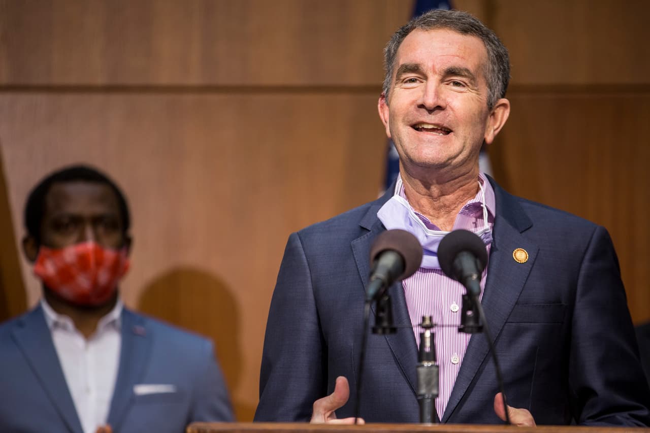 ✅ 
<b>Virginia |</b> FEMA anunció el 26 de agosto la aprobación del dinero para este estado. En la foto, su gobernador, el demócrata Ralph Northam, en una rueda de prensa el 4 de junio pasado.