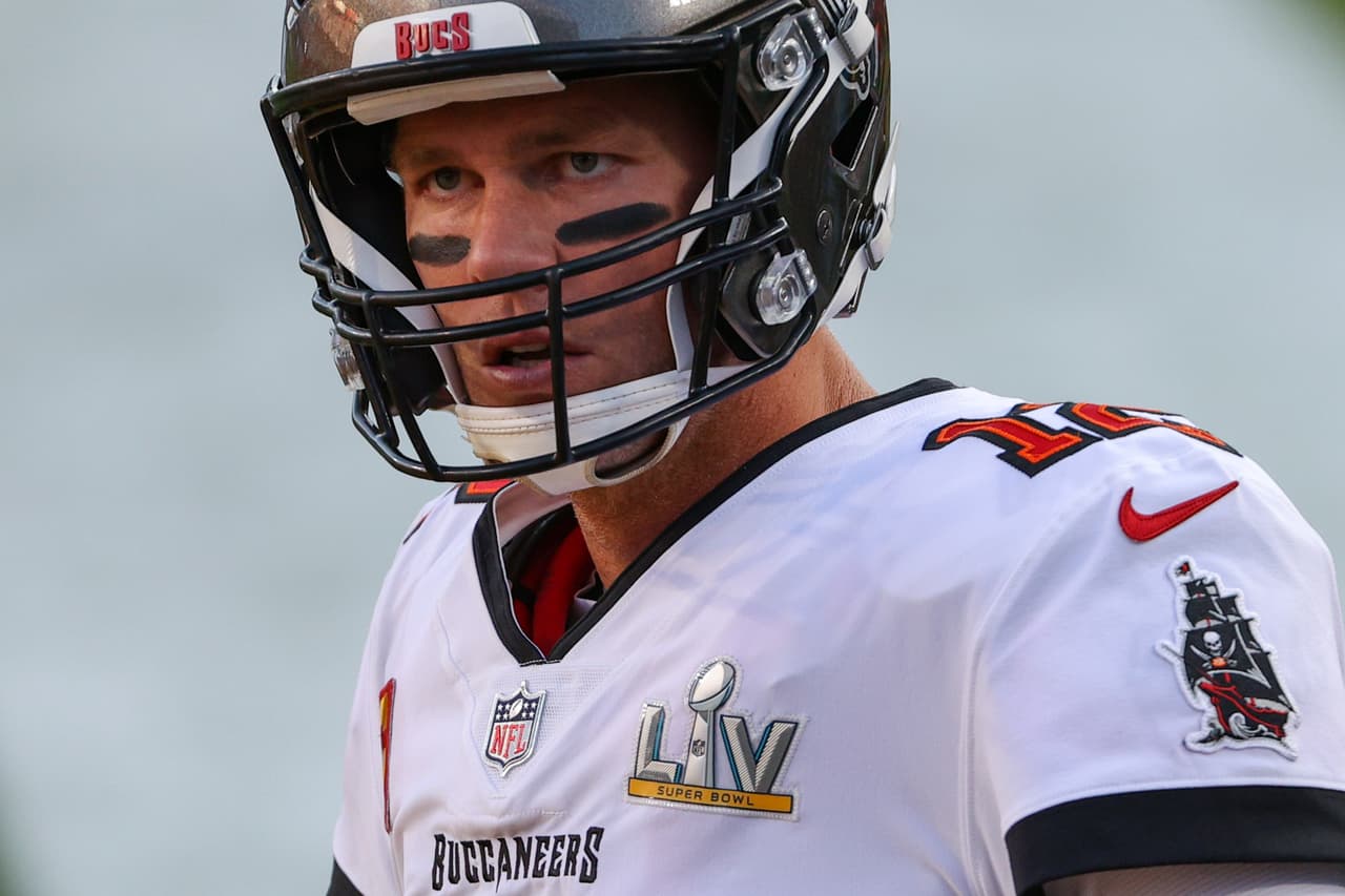 <b>Puesto 9. Tom Brady (fútbol americano)</b>
<br>
<br>Ganancias totales: 76 millones de dólares.
<br>
<br>Ganancias en el deporte: 45 millones de dólares.
<br>
<br>Ganancias en patrocinios: 31 millones de dólares.
<br>
<br>Los jugadores de la NBA en la lista de este año recaudaron fuera de la cancha unos 302.5 millones de dólares. Aunque el futbol americano tiene más jugadores en el ranking, fuera del campo solo ganaron unos 85 millones. Si bien el fútbol puede seguir siendo el deporte más dominante en los Estados Unidos, ninguna liga es tan comercial como la NBA.
<br>