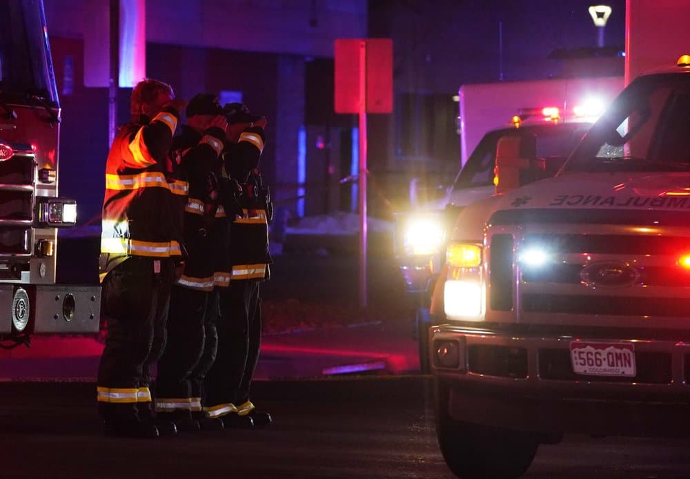 Bomberos saludan con solemnidad el paso de la ambulancia donde trasladan al oficial de policía que murió en el tiroteo en Boulder, que fue el primero en llegar a la escena en un supermercado King Soopers.