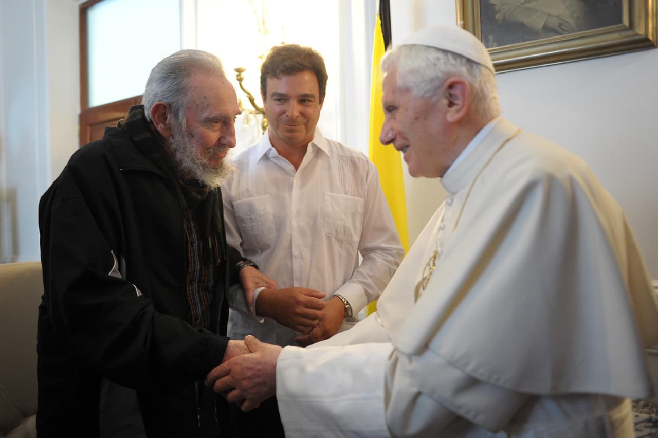 El papa Benedicto XVI se reúne con el expresidente cubano Fidel Castro en la embajada de El Vaticano en La Habana el 29 de marzo de 2012. Benedicto XVI visitó Cuba catorce años después de que el papa Juan Pablo II visitara el país, gobernado por una dictadura comunista.