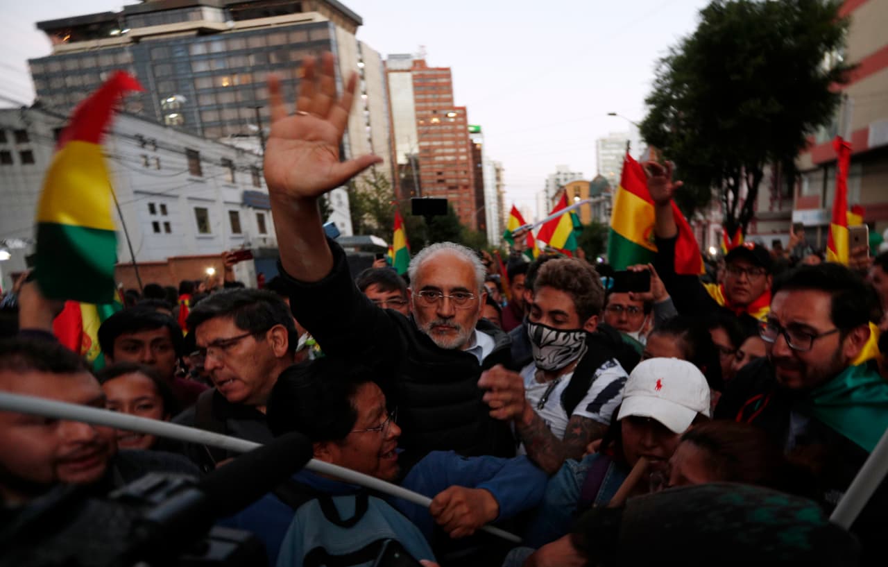 Por su parte, el 
<b><a href="https://www.univision.com/temas/carlos-mesa" target="_blank">candidato opositor Carlos Mesa</a></b> calificó de "fraude escandaloso" lo ocurrido con la difusión de los resultados y llamó a sus seguidores a defender el voto en las calles: “Confiamos en que la ciudadanía no va a aceptar esta votación, este resultado amañado”, aseguró.
<br>