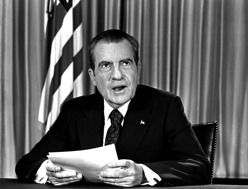 Nixon 
<b>renunció</b> después de que una delegación de veteranos dirigentes republicanos, encabezada por el ultraconservador Barry Goldwater, acudiera a la Casa Blanca en 1974 para decirle que era probable que 
<b>se le abriera un proceso de destitución</b> en el Congreso. Finalmente fue indultado por su sucesor, pero muchos de sus principales colaboradores fueron a la cárcel.