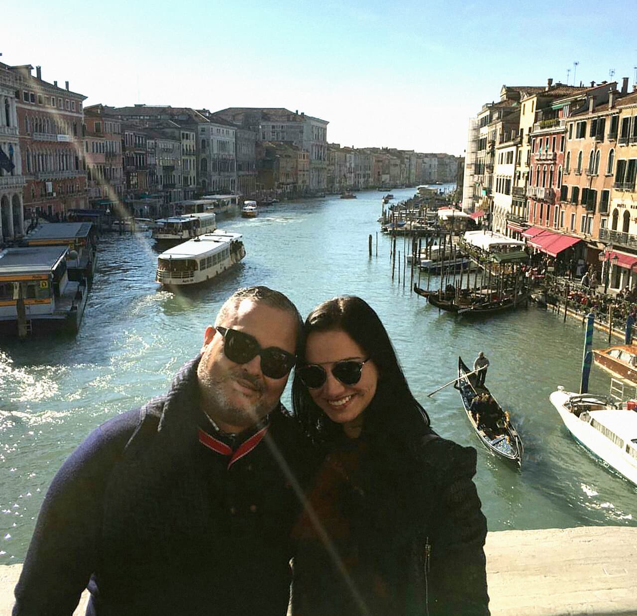 El ex funcionario socialista de paseo con su esposa en Venecia.