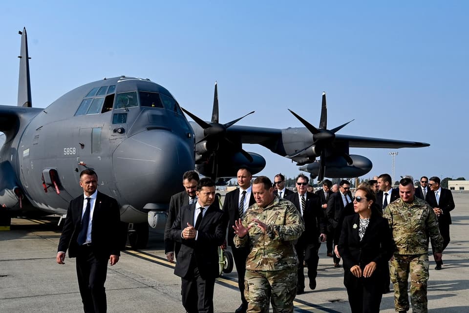 Durante una visita a los Estados Unidos en septiembre de 2021, el presidente de Ucrania Volodymyr Zelenskyy, la Guardia Nacional del Aire en California. Zelensky fue informado sobre las actividades de entrenamiento conjunto entre la Guardia Nacional de California y las Fuerzas Armadas de Ucrania cooperan activamente, así como la inspección de armas y equipos y ver las tropas aéreas realizan ejercicios de entrenamiento para rescatar a las víctimas en helicóptero.