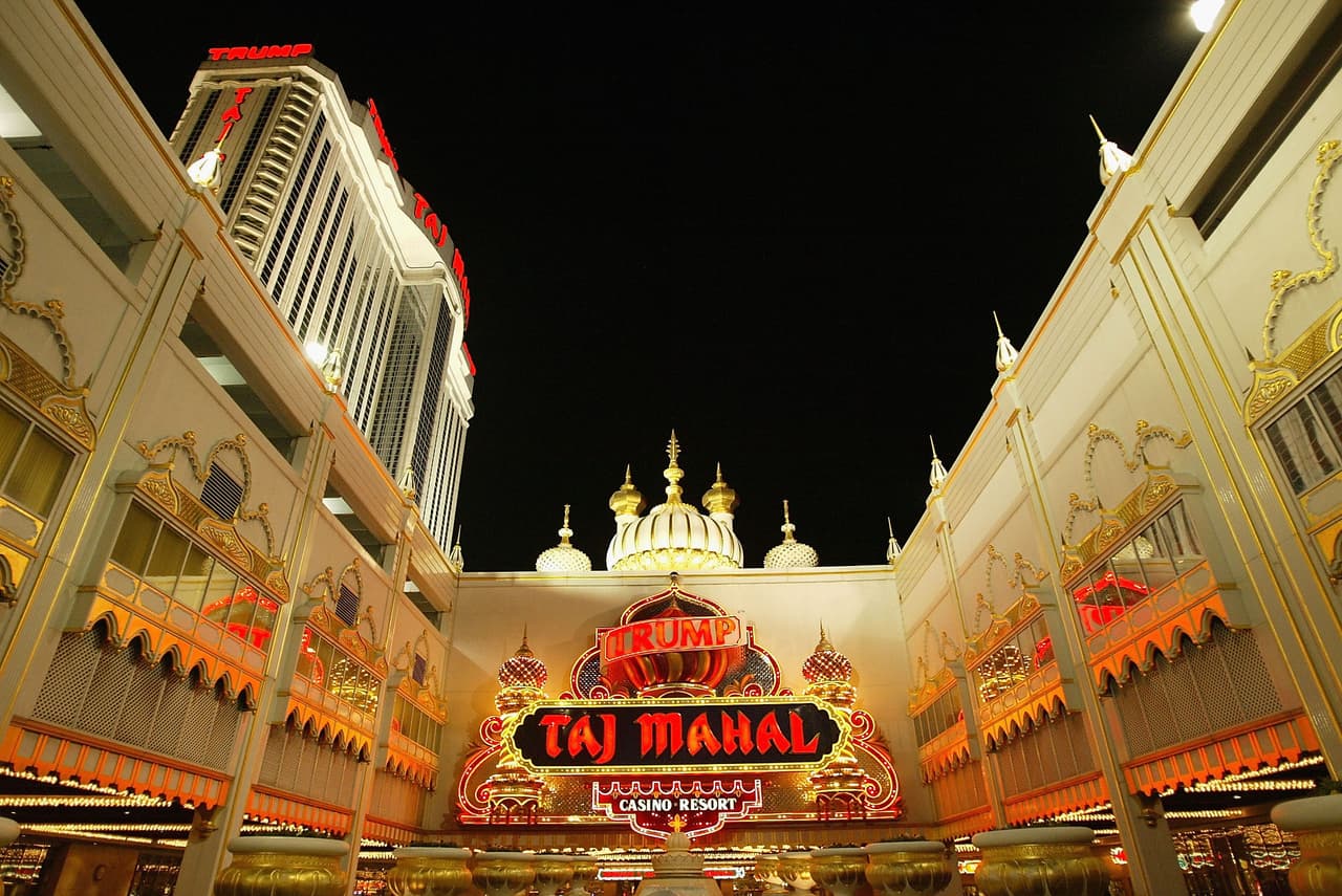 <b>Trump Taj Majal. Atlantic City, NJ.</b> El hotel y casino está ‘inspirado’ en la arquitectura del histórico palacio de Agra, India. Se inauguró en 1990 y entonces
<b> </b>Donald Trump lo definió como "la octava maravilla del mundo". 
<b><a href="http://www.univision.com/noticias/elecciones-2016/cierra-el-casino-trump-taj-mahal-de-atlantic-city">Cerró sus puertas definitivamente el 10 de octubre de 2016</a></b>, luego de una huelga sindical que empezó en julio. Es el segundo casino relacionado con Trump que ve cesar su negocio en Atlantic City desde 2014.