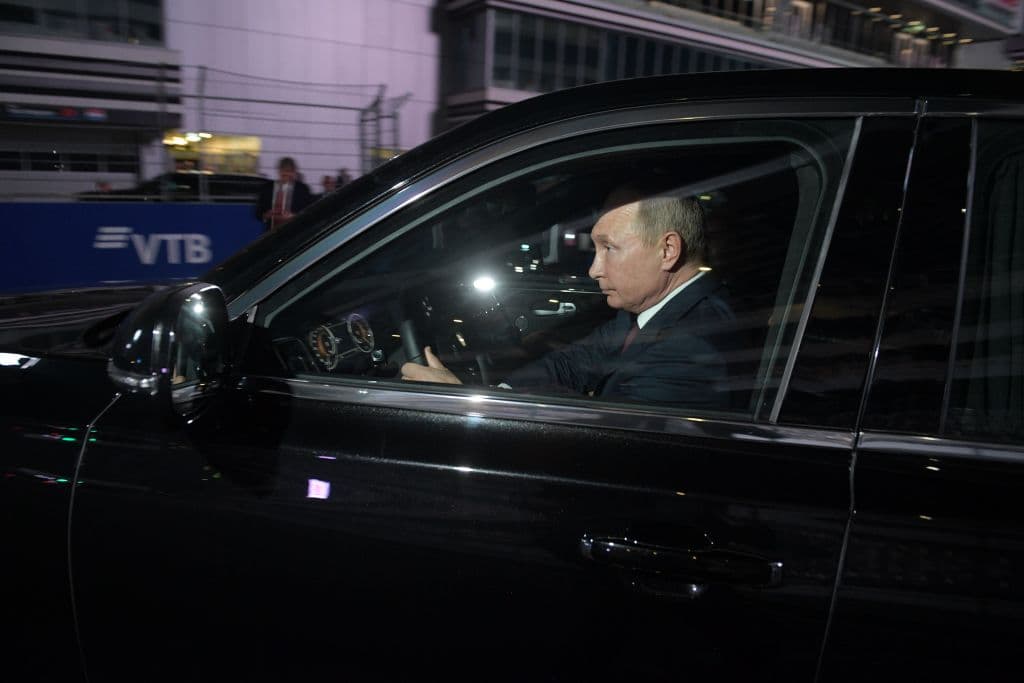 El presidente ruso Vladimir Putin conduce la limusina presidencial Aurus en el circuito de F1 de Sochi el 17 de octubre de 2018.