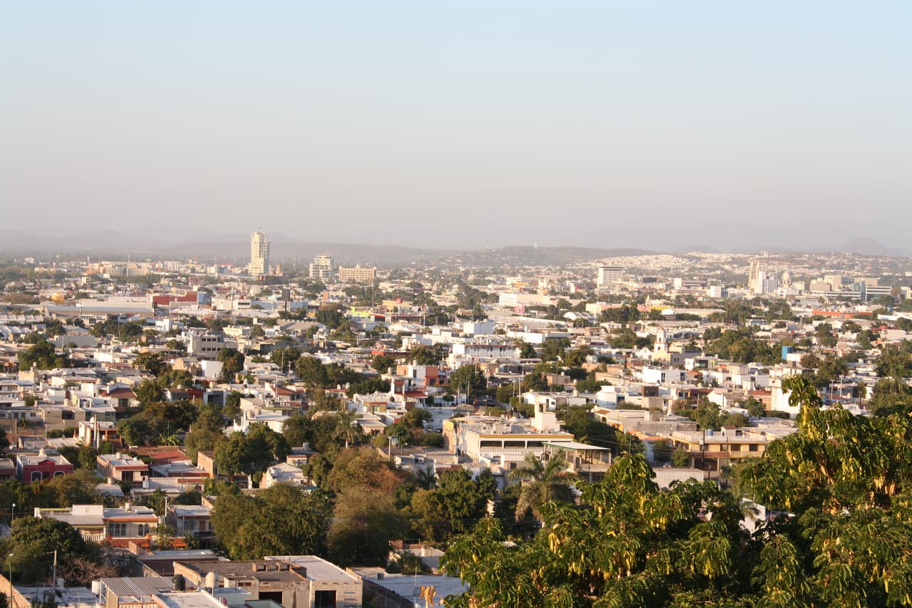 <h2 class="cms-H2-H2">Sinaloa (nivel 4)</h2>
<br>
<br>El gobierno de Estados Unidos señala que “la violencia está ampliamente extendida” en el estado de Sinaloa y pide evitar los viajes a esta zona mexicana, con las excepciones de Mazatlán, Los Mochis y Topolobampo, a donde recomienda trasladarse estrictamente por aire o mar. 
<br>