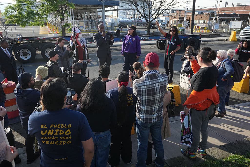Antes de marcharse esa noche, hizo un llamado a los presentes frente al centro de detención de ICE: "No me importa cuáles sean tus antecedentes, qué nacionalidad, qué idioma hables [...] en algún momento tenemos que impedirles a estas personas causar división entre nosotros".