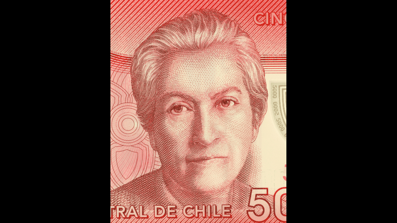 <h3 class="cms-H3-H3">Gabriela Mistral (1889 - 1957) </h3>
<br>
<br>🪙 
<b>Conocida como:</b> escritora y ganadora del Premio Nobel. 
<br>
<br>🪙 
<b>País:</b> Chile
<br>
<br>🪙 
<b>Denominación: </b>5,000 pesos chilenos.
<br>