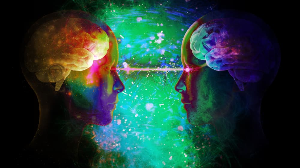 ¿Crees en la telepatía? Este extraño fenómeno de "lectura de mentes", en donde al parecer se transmite o coincide un pensamiento entre personas, usualmente distantes entre sí, sin intervención de algún sentido o agentes físicos, ha sido debatido desde hace muchísimas décadas.