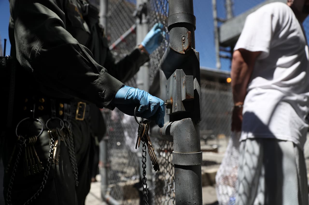 Piden a personas con información de estos fugitivos, comunicarse con el Departamento de Libertad Condicional al (626)308-5105.