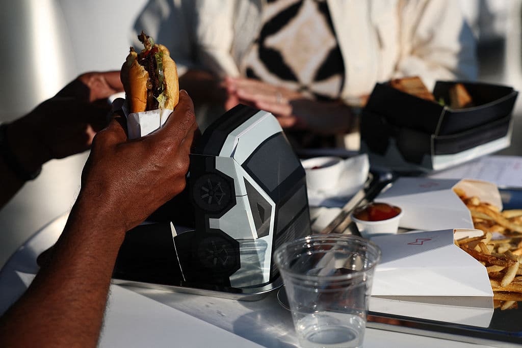 En el menú hay 
<b>hamburguesas, papas fritas, alitas de pollo, perros calientes, tacos, sánduiches, café y batidas</b>. No venden bebidas alcohólicas.
