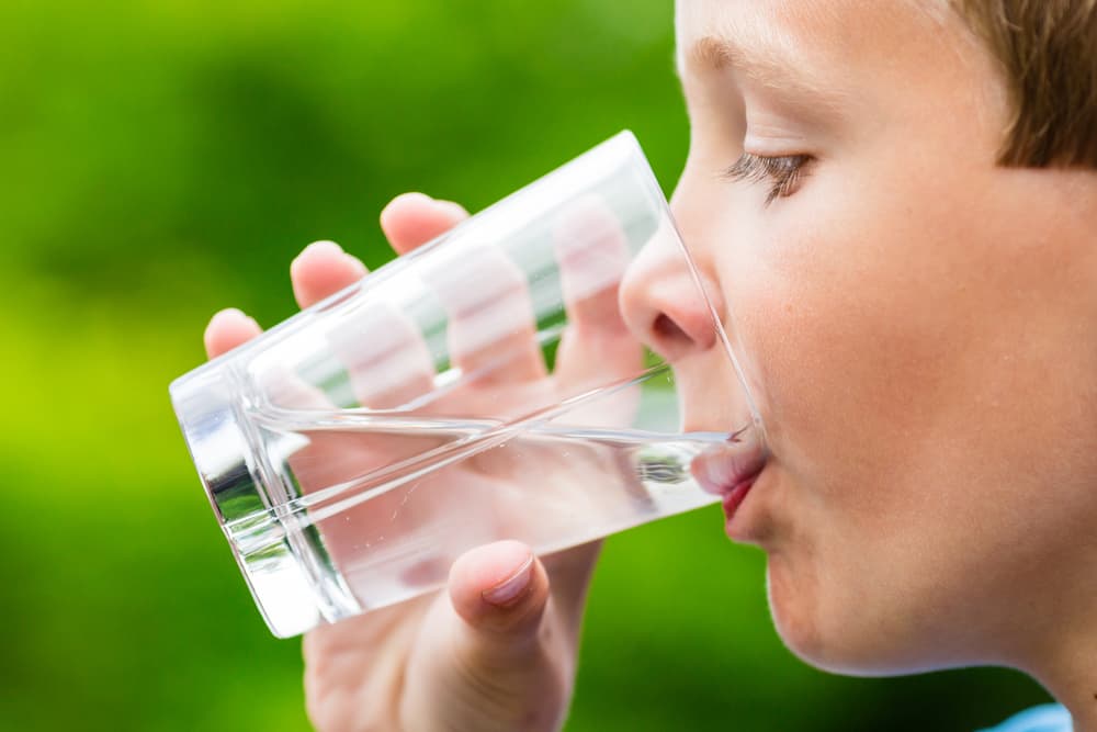 <b>El agua magnetizada</b>
<br>Los experimentos de Emoto acentúan la creencia de la tradicional “agua magnetizada” o sea, agua común que por haber sido previamente tratada con vibraciones positivas se ha cargado de energía y obra maravillas en quienes la beben.