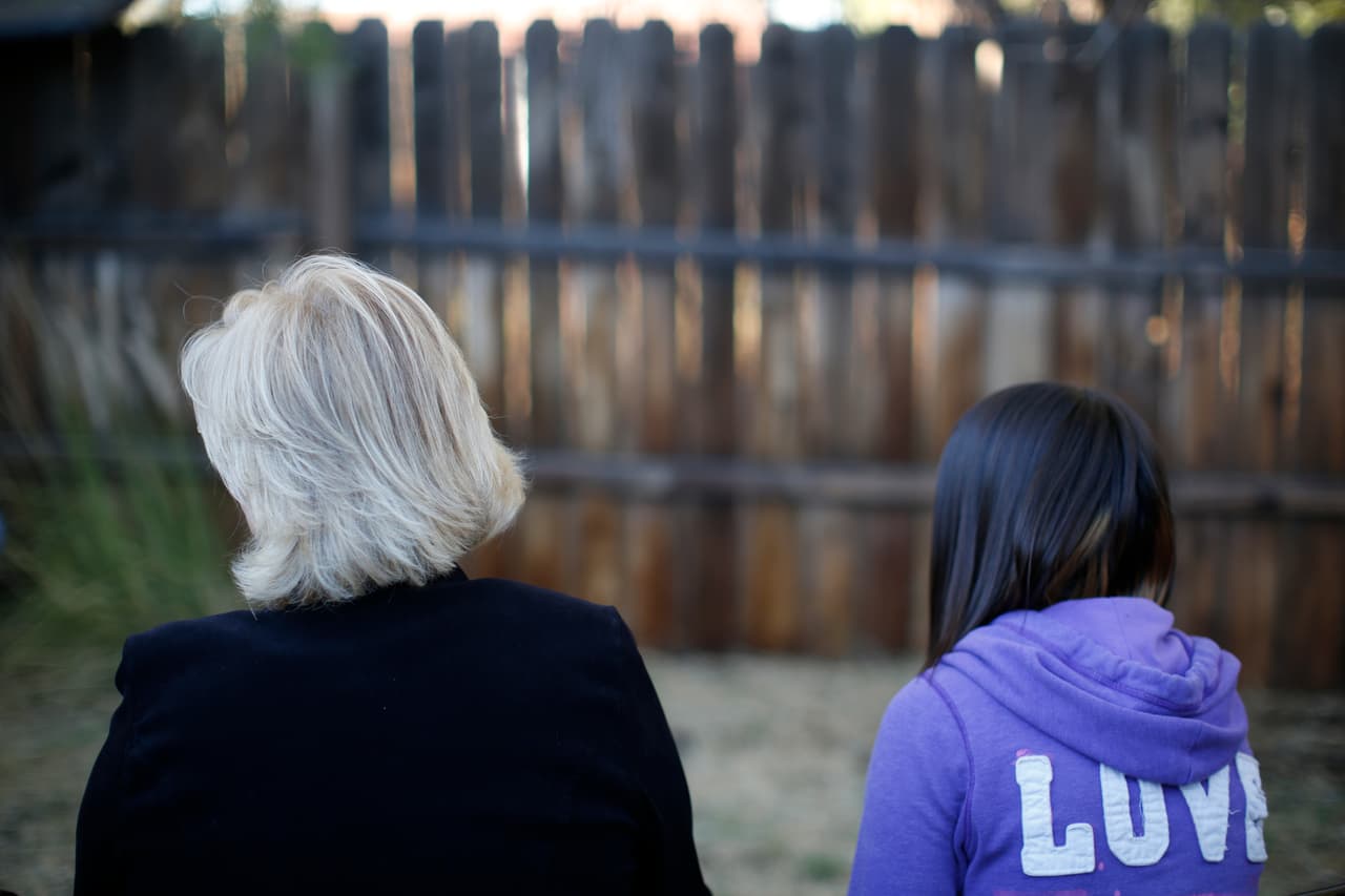 La niña y su madre adoptiva durante una entrevista con The Associated Press en Sierra Vista, Arizona, el 27 de octubre del 2021. "La iglesia mormona apesta", dijo la peuqeña al comentar que esa congregación no hizo nada cuando su padre le confesó a un obispo que abusaba de ella.