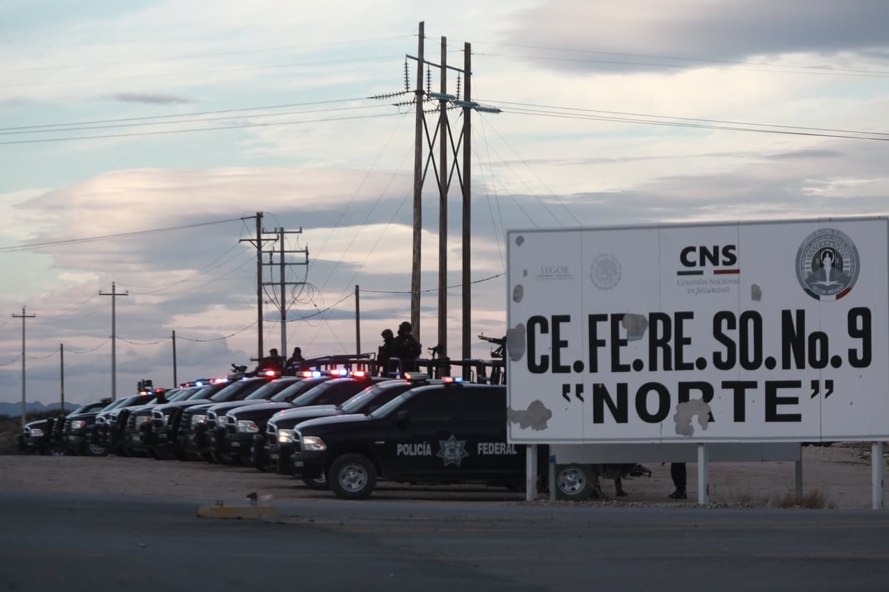 Una decena de patrullas de la policía federal mexicana fueron estacionadas en la entrada del Cefereso número 9, para custodiar el traslado de 'El Chapo' al aeropuerto de Ciudad Juárez.