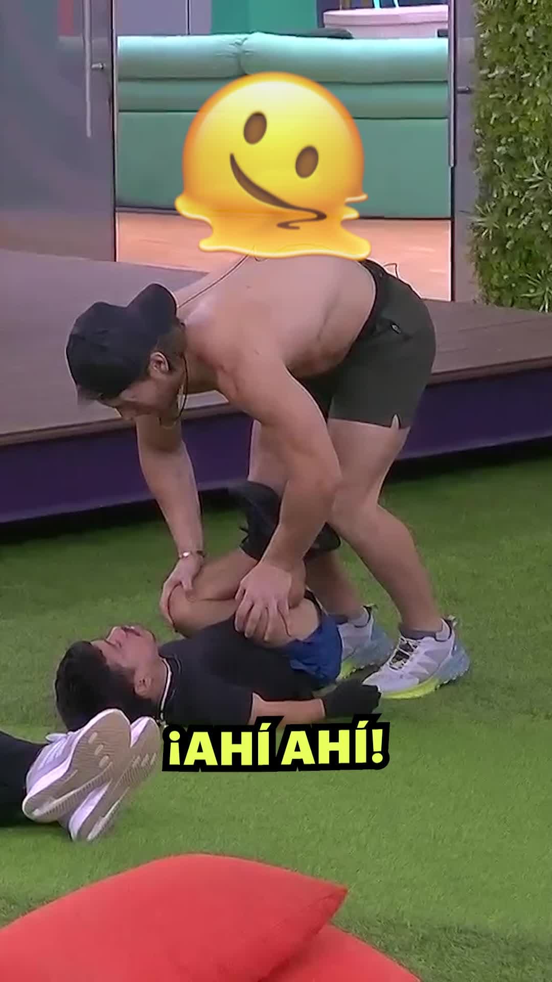 Aldo estira a Albelito como si fuera pantalón de tianguis