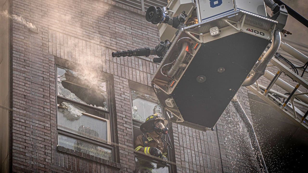 <h3 class="cms-H3-H3">La emergencia comenzó con llamadas de auxilio desde dentro del edificio </h3>
<br>
<b>Todo comenzó alrededor de la 1:30 de la tarde</b>, cuando 
<a href="https://www.fortworthtexas.gov/departments/fire" target="_blank">el Departamento de Bomberos de Fort Worth</a> recibió llamadas de 
<b>residentes atrapados dentro del edificio de seis pisos. </b>Al llegar, los equipos encontraron una escena crítica: 
<b>humo denso, llamas intensas y una estructura que comenzaba a ceder. </b>“Parte de varios pisos y techos se desplomaron unos sobre otros”, explicó Craig Trojacek, vocero del Departamento de Bomberos. “Cuando tienes fuego sepultado bajo escombros, 
<b>hay que entrar con las manos, remover capa por capa y apagarlo desde dentro</b>”.