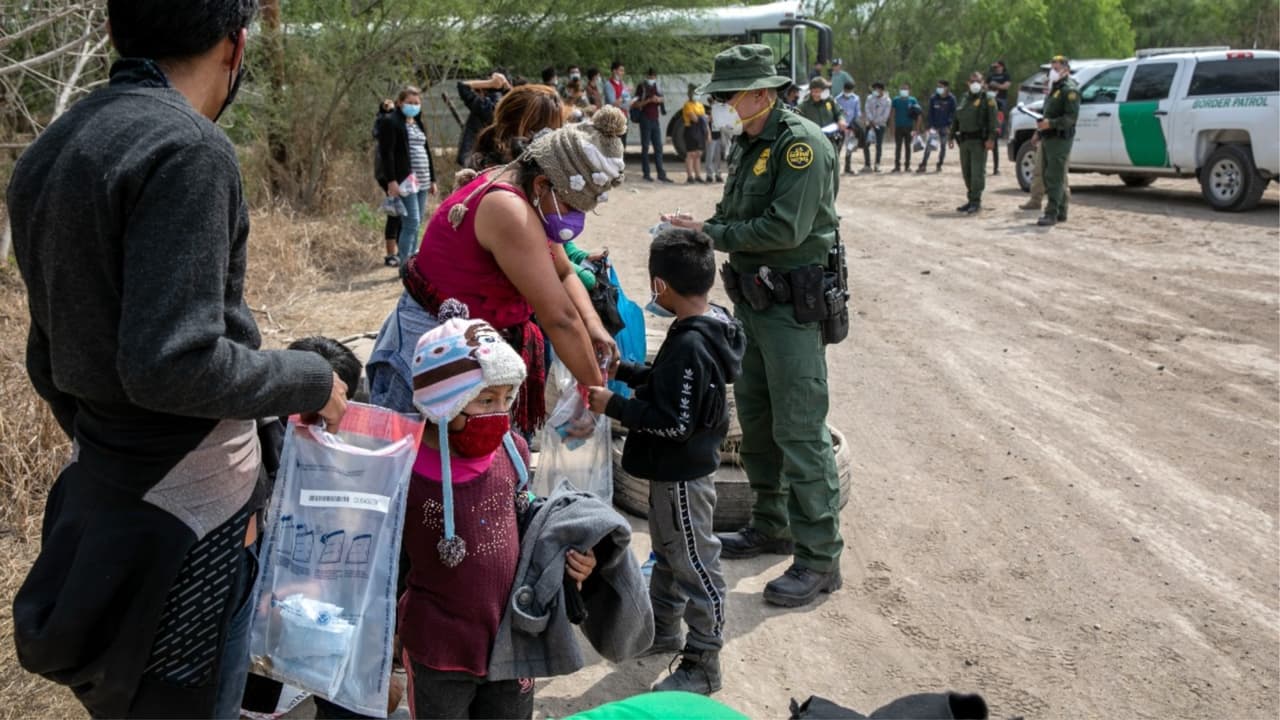 Los albergues de Caridades Católicas les brindan a los migrantes las primeras ayudas, como ropa, comida y medicinas, cuando llegan a Estados Unidos. La hermana Norma Pimentel, directora de estos centros, asegura que no se trata de un fenómeno nuevo y que estas oleadas de inmigración se han visto antes porque las personas siguen sintiendo miedo en sus comunidades de origen. 
<b><a href="https://www.univision.com/noticias/inmigracion/testimono-menor-cruzo-solo-la-frontera-mexico-rumbo-eeuu">Más información aquí. </a></b>