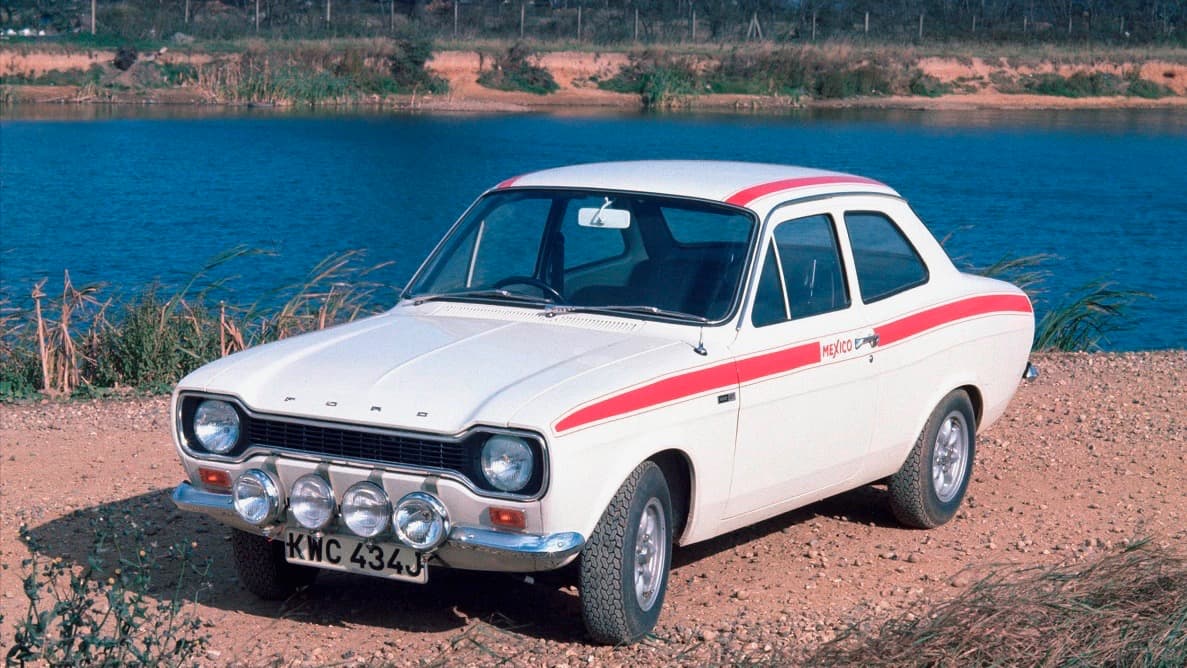<h3 class="cms-h3-H3">7. Ford Escort</h3>
<br>
<br>Ford vendió muchos compactos con el nombre Escort. El primer Escort llegó vía el Reino Unido donde rápidamente se posicionó como el auto más vendido del país. En el resto de europa el Escort también contó con un gran éxito, lo que le dio a Ford la confianza de comercializar el pequeño compacto en países tan diversos como Israel, Australia, Nueva Zelandia y Japón. Em 1980 Ford en Estados Unidos sustituyó a su compact, el Pinto, por un vehículo llamado Escort en 1980, el cual estaba relacionado al modelo europeo pero con características muy locales como mucho cromo, mayor tamaño y menos potencia y agilidad. En el nuevo siglo el Escort fue sustituido a nivel mundial por el Ford Focus. De haber mantenido el nombre Escort en el nuevo modelo, seguro habría aparecido mucho más alto en esta lista. 
<br>
<br>
<b>Año de estreno</b>: 1968
<br>
<b>Año de salida</b>: 1998 en Europa, final de 1999 en Estados Unidos.