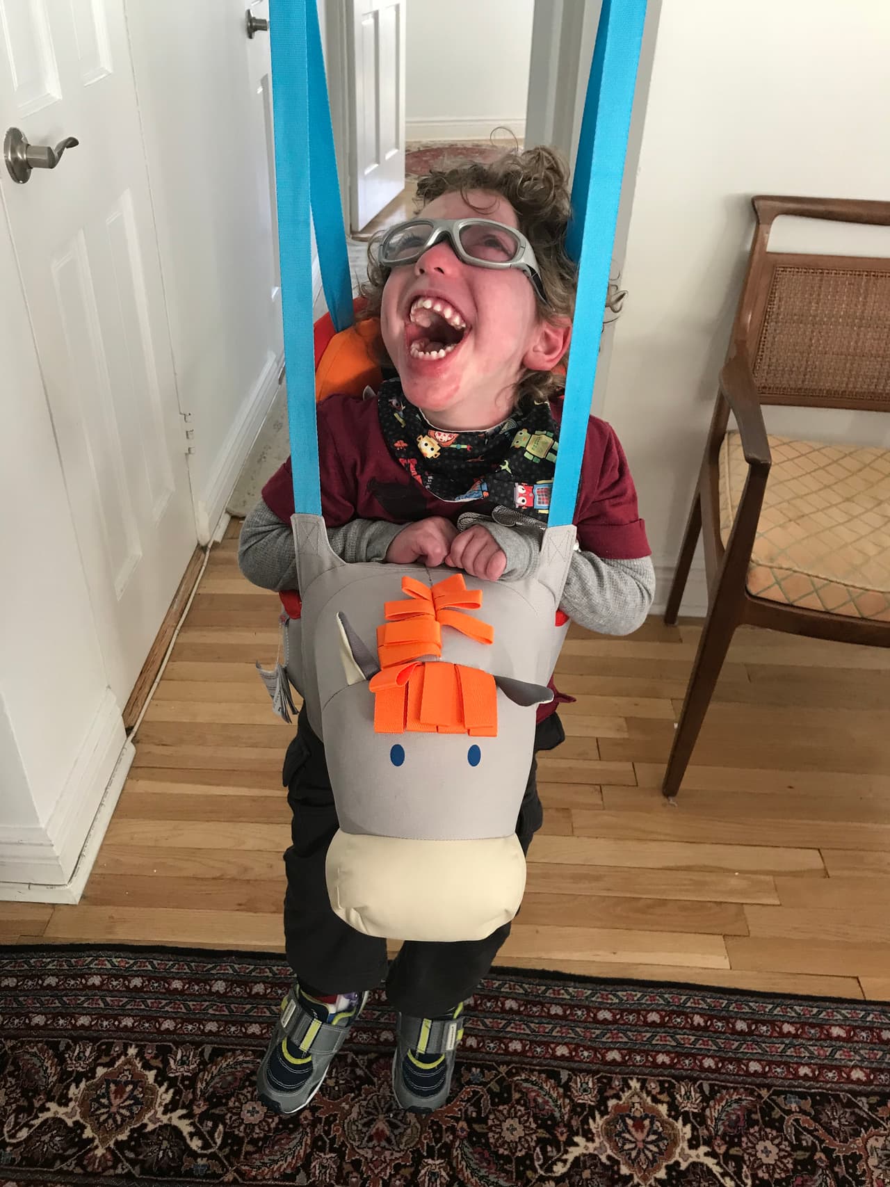 <b>Un columpio en casa. </b>Este es uno de los juegos que más ayudan a los niños a desarrollar sus capacidades motoras como el equilibro y la coordinación. Tener uno en casa ha sido una de las mejores ideas para entretenerlo y practicar como él a diario, especialmente durante el invierno o cuando llueve. Ale ama moverse muy rápido y dar vueltas en el columpio, así como mantenerse parado –o intentando mover sus piernas– mientras abuela le canta. No son muchos los juguetes que él puede usar y suelen ser muy costosos.