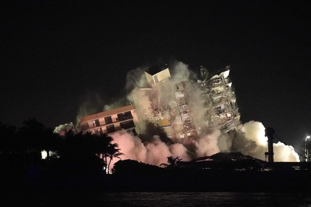 La parte del edificio que aún permanecía en pie fue equipada con cargas explosivas y preparada para su demolición, tras suspender la misión de búsqueda y rescate. No se ha rescatado a nadie con vida desde las primeras horas posteriores al derrumbe del 24 de junio. Las 
<a href="https://www.univision.com/noticias/estados-unidos/vigilia-victimas-derrumbe-edificio-en-surfside-miami-fotos">últimas víctimas</a> confirmadas por el Departamento del Bomberos de Miami-Dade este sábado son Graciela Cattarossi, de 48 años, y Gonzalo Torre, de 81.