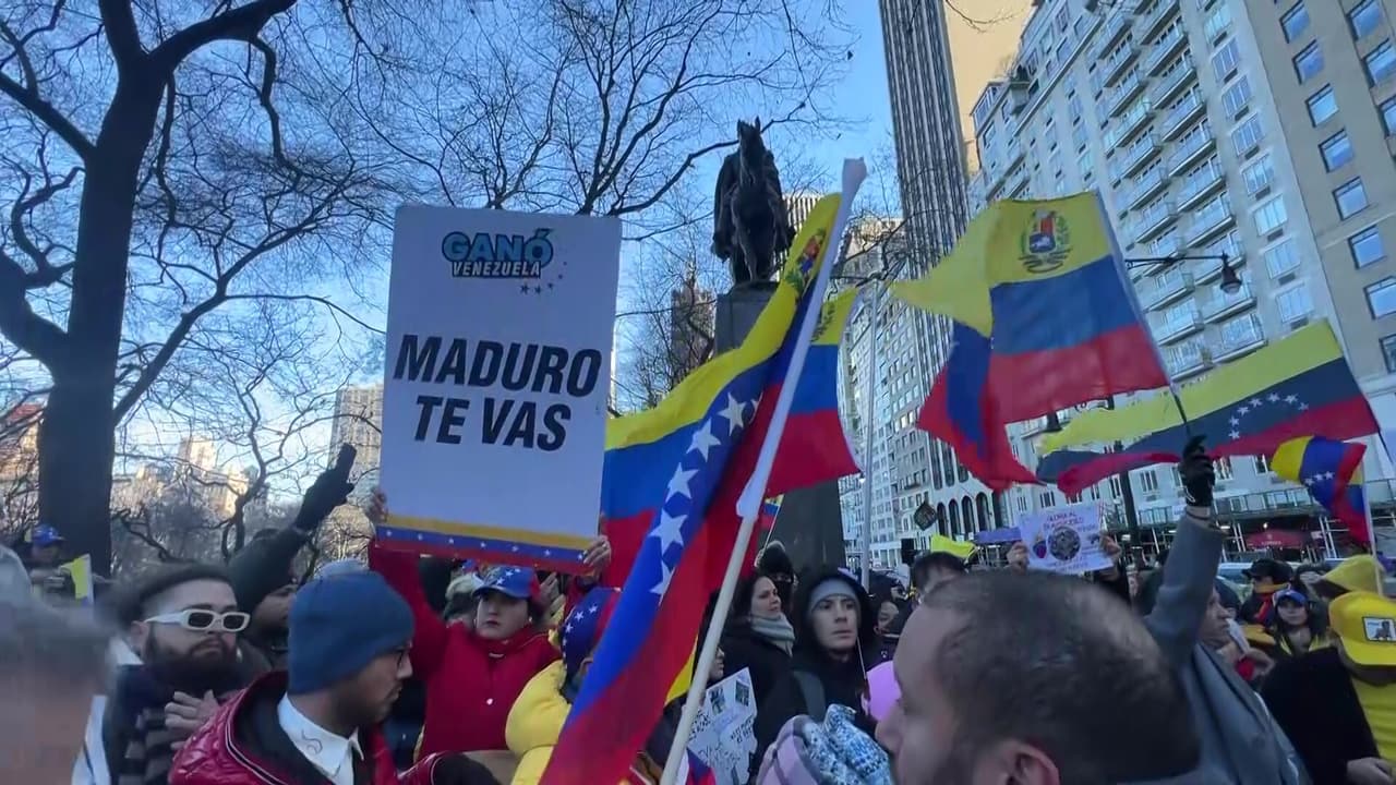 Decenas de venezolanos se concentraron en el monumento a Simón Bolívar para manifestarse en contra de la juramentación de Nicolás Maduro, la cual se espera se realice este 10 de enero, pues aseguran que no ganó las elecciones de julio. “Se tiene que ir porque es un dictador que ha acabado con un país que era próspero”, dijo John Contreras, venezolano.